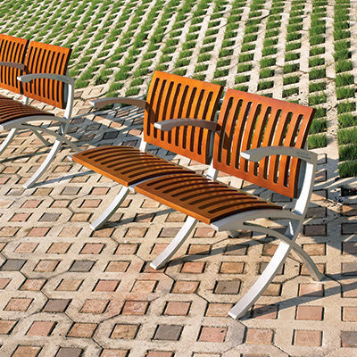 Sièges sur poutre en fonte d'aluminium - PEARSON - Colomer - en bois / 3 places / 2 places