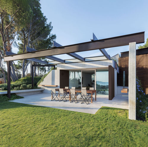 Pergola adossée - FOLD - STUDIO 66 - Outdoor Creations - en aluminium / couverture coulissante / sur mesure