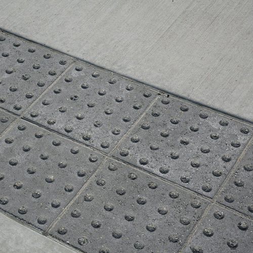Pavé en pierre reconstituée - ADA™ - UNILOCK - d'extérieur / texturé / piéton