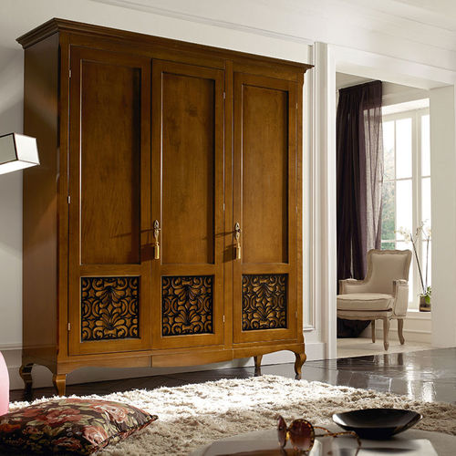 Armoire classique - CAPRI - Villa Nova Italia - en bois laqué / à portes battantes