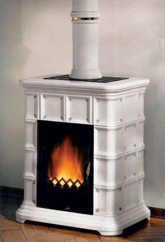 Poêle à bois - VANIA  - KARMEK ONE SRL - traditionnel / en céramique / en faïence