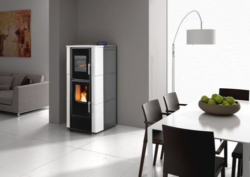Poêle chaudière à granulés - COMO  - KARMEK ONE SRL - contemporain / en métal / en faïence