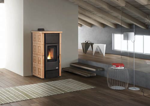 Poêle chaudière à granulés - ELEKTRA  - KARMEK ONE SRL - contemporain / en métal / en faïence