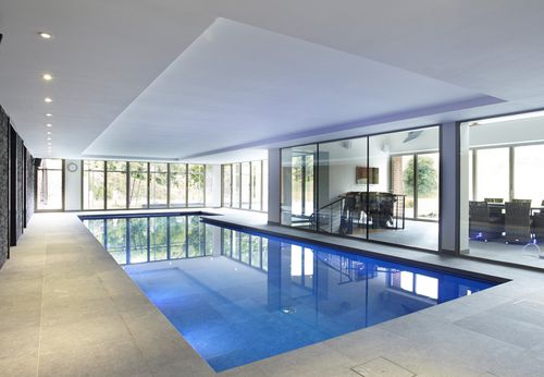 Piscine d'intérieur - BUCKINGHAMSHIRE - GUNCAST SWIMMING POOLS - enterrée / en céramique
