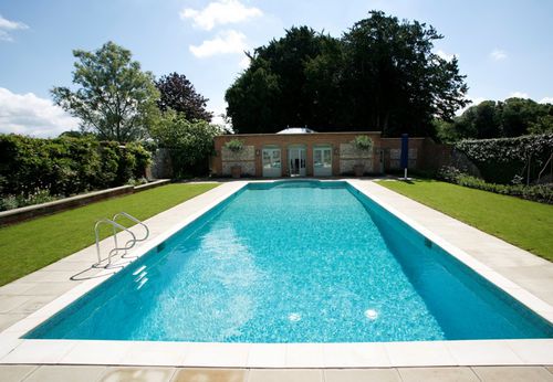 Piscine couloir de nage - OXFORDSHIRE - GUNCAST SWIMMING POOLS - d'extérieur / enterrée / en pierre