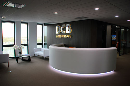 Banque d'accueil en arc de cercle - 5 - V-korr Creative Surface - en Solid Surface / lumineuse / pour hôtel