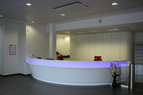 Banque d'accueil en arc de cercle - 6 - V-korr Creative Surface - en Solid Surface / lumineuse / pour hôtel