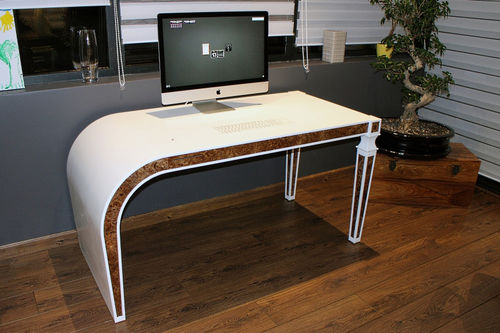 Bureau contemporain - 1 - V-korr Creative Surface - avec chargeur sans fil intégré / avec clavier intégré / piétement en panneaux