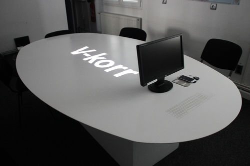 Bureau contemporain - 2 - V-korr Creative Surface - avec chargeur sans fil intégré / avec clavier tactile intégré / piétement en panneaux