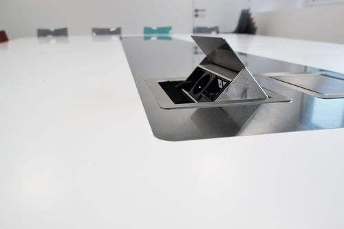 Table de réunion contemporaine - V-korr Creative Surface - en Solid Surface / rectangulaire / avec prise de courant intégrée