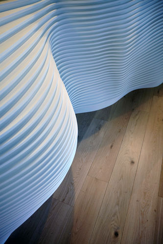 Banque d'accueil en arc de cercle - BAR ET BANQUE D'ACCUEIL - V-korr Creative Surface - en Solid Surface / pour hôtel