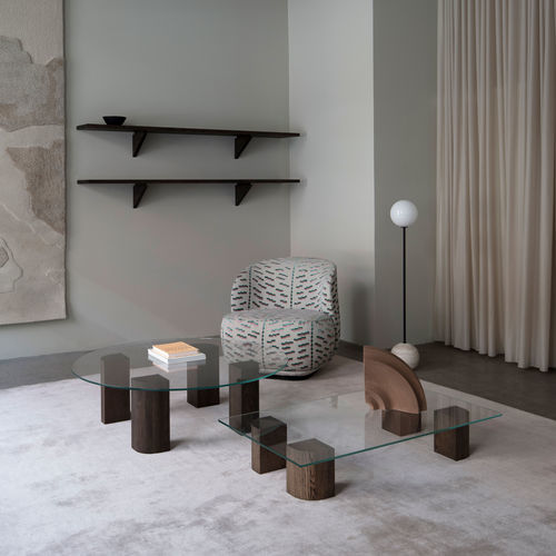 Table basse contemporaine - QUARTER LOUNGE - Friends & Founders - en verre / avec piètement en bois massif / ronde