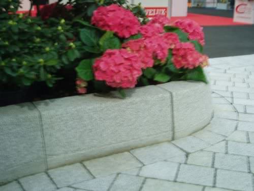 Bordure de jardin - SAGOMATA - mvb - pour trottoir / en béton / courbée