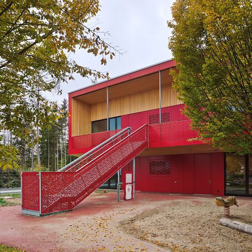 Bardage pour façade ventilée - CELLON - DAY NURSERY GILCHING - Bruag Design Factory AG - en panneaux / en fibre de bois / lisse