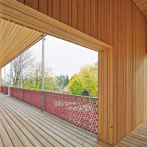 Garde-corps en HPL - CELLON AND FORMBOARD TOP PINE - DAY NURSERY GILCHING - Bruag Design Factory AG - à panneaux / de type balustrade / d'intérieur