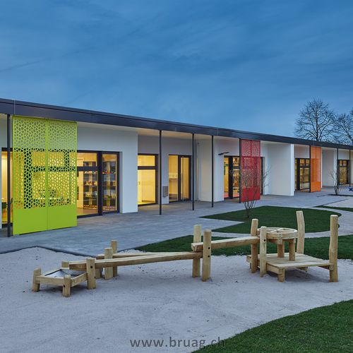 Brise-soleil en composite - CELLON - KITA ST. MICHAEL HOMBURG - Bruag Design Factory AG - en HPL / pour façade / vertical