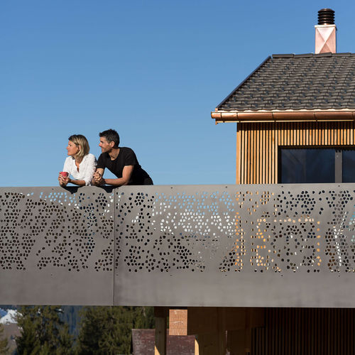 Garde-corps en composite - CELLON - SINGLE FAMILY HOUSE - Bruag Design Factory AG - en HPL / à panneaux / de type balustrade