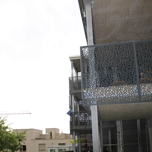 Garde-corps en aluminium - MULTIPLE DWELLING FRIEDHOFSTRASSE BÜLACH - Bruag Design Factory AG - à panneaux / de type balustrade / d'extérieur