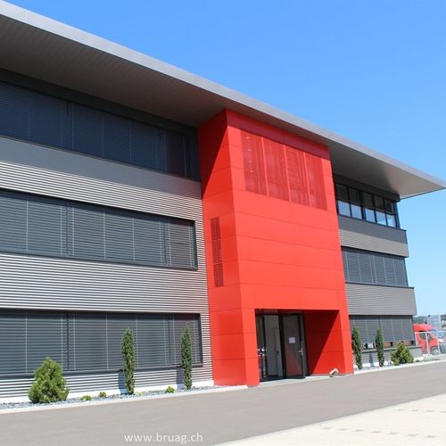 Bardage en panneaux - CELLON - EXTENSION ERNE AG LAUFENBURG - Bruag Design Factory AG - en composite / en HPL / lisse