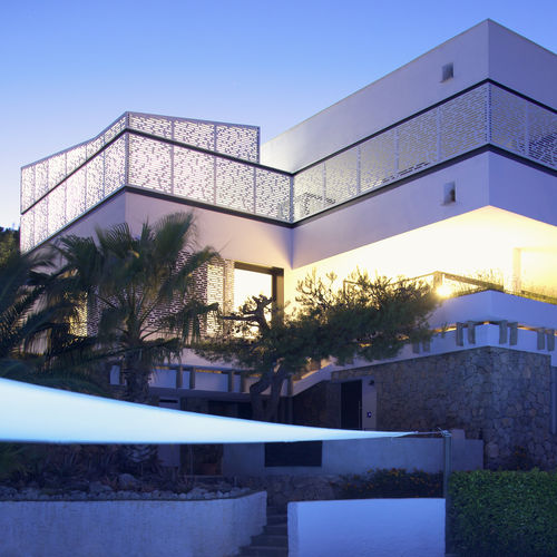 Brise-soleil en HPL - CELLON - PRIVATVILLA TARRAGONA - Bruag Design Factory AG - pour façade / perforé