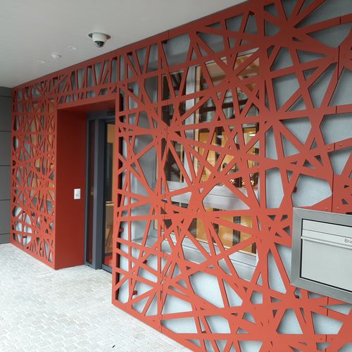 Façade ventilée en HPL - CELLON - RAIFFEISEN SPREITENBACH - Bruag Design Factory AG - colorée