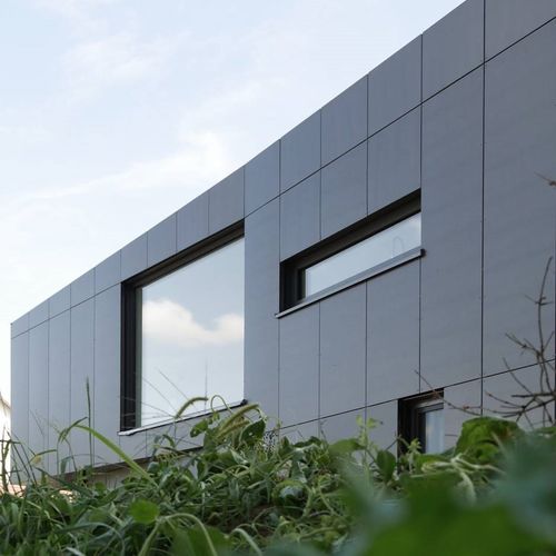 Bardage en panneaux - CELLON - EFH OEHNINGEN - Bruag Design Factory AG - en composite / en HPL / lisse