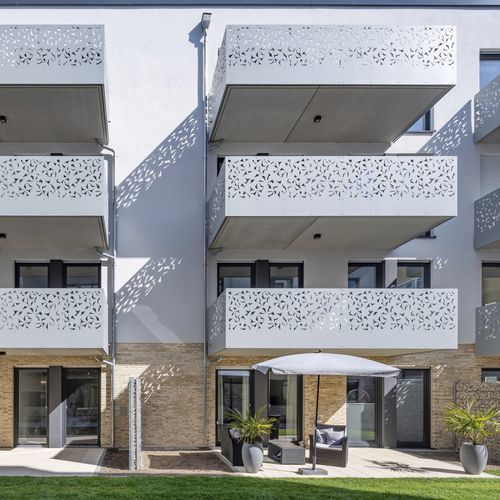 Garde-corps en HPL - CELLON MULTIPLE DWELLING LANGEN - Bruag Design Factory AG - à panneaux / de type balustrade / découpé au laser