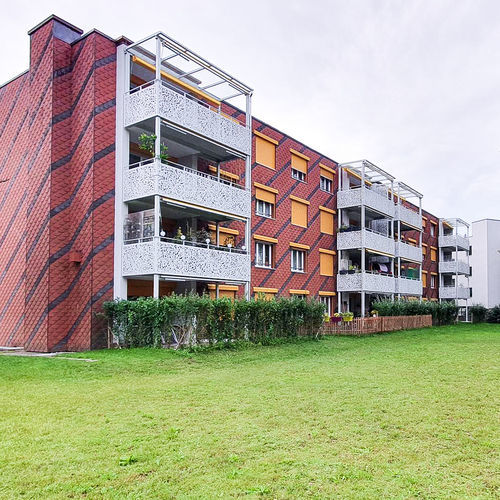 Garde-corps en HPL - CELLON - Widumstrasse Schwerzenbach - Bruag Design Factory AG - à panneaux / d'extérieur / pour balcon