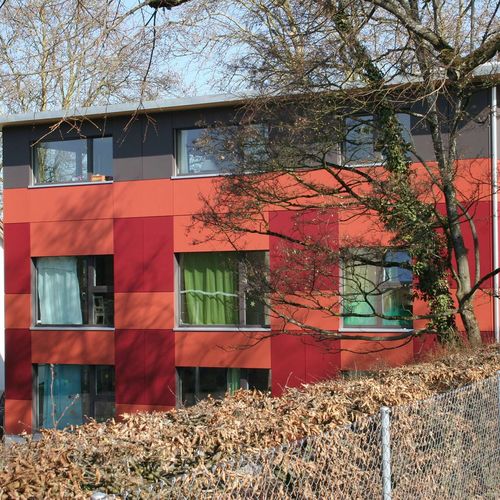 Bardage pour façade ventilée - FORMBOARD TOP PINE - KITA WINTERTHUR - Bruag Design Factory AG - en panneaux / en fibre de bois / lisse