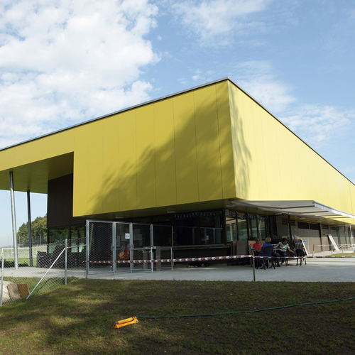 Bardage pour façade ventilée - FORMBOARD TOP PINE - SPORTS COMPLEX PÖSCHENRIET NEFTENBACH - Bruag Design Factory AG - en panneaux / en fibre de bois / lisse