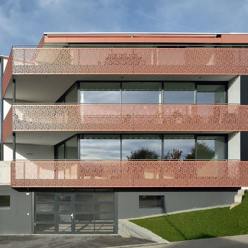 Garde-corps en fibre de bois - FORMBOARD TOP PINE - MINERGIE-P-ECO MFH - Bruag Design Factory AG - à panneaux / d'extérieur / pour balcon