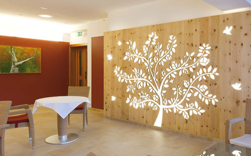 Panneau décoratif pour cloison - DORFHOTEL PETER & KAROLA FASCHING GMBH - Bruag Design Factory AG - en bois / perforé