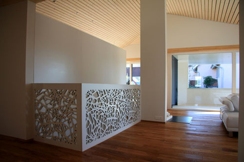 Garde-corps en bois - EFH WIEZIKON - Bruag Design Factory AG - à panneaux / d'intérieur / pour escalier