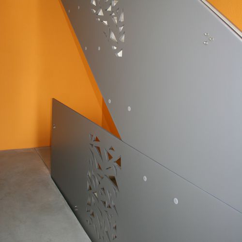 Garde-corps en fibre de bois - MULTI FAMILY HOUSE TÄGERWILEN - Bruag Design Factory AG - à panneaux / d'intérieur / pour escalier