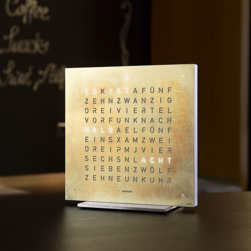 Horloge contemporaine - EARTH 13.5 - qlocktwo - de table / à affichage digital LCD / en aluminium