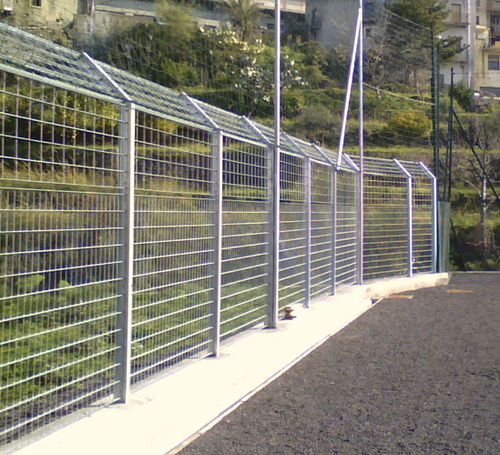 Clôture grillagée - ATHENA 2 EN - Libra Industriale spa - pour terrain de sport / en acier galvanisé / en acier peint