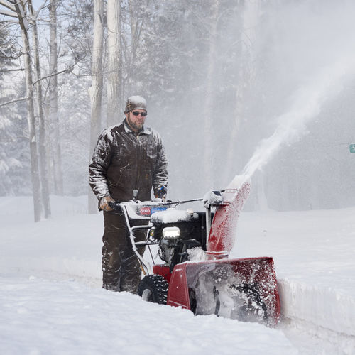 Chasse-neige électrique sur batteries - 31860 - Toro Compan - accompagné