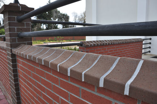 Brique murale - SADDLEBACK COPING : HE - Isiklar Building Materials Inc. - spéciale / creuse / rouge