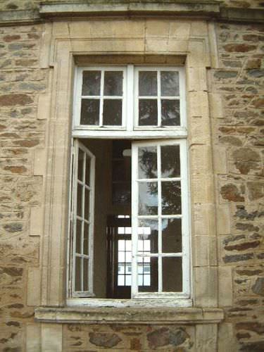 Contour de fenêtre en pierre - bca materiaux anciens