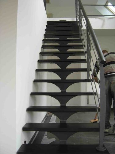 Escalier droit - ESCALIER DESIGN 14 - à marches en métal / structure en métal / contemporain
