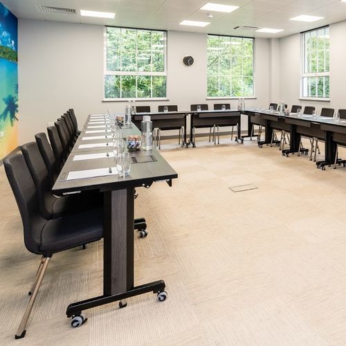Table de conférence contemporaine - C-8 FLT - burgessfurniture - en bois / aluminium / avec piètement en aluminium