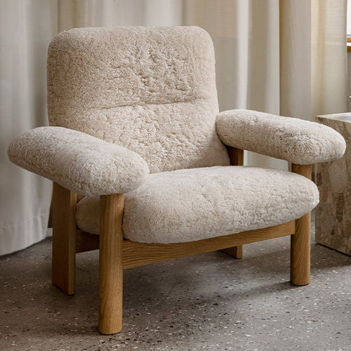 Fauteuil contemporain - BRASILIA - AUDO - en tissu / en peau de mouton / en chêne