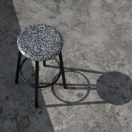 Tabouret de bar contemporain - PING - BENTU DESIGN - en béton / noir / blanc