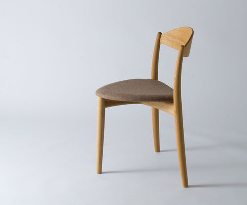 Chaise contemporaine - HOZUKI - Miyazaki Chair Factory - d'intérieur / en tissu / en bois massif