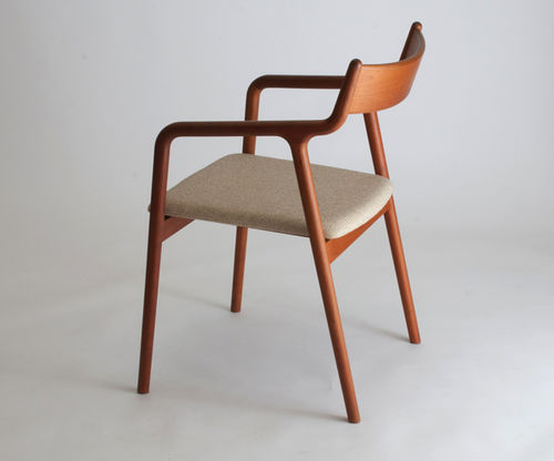 Chaise contemporaine - PEPE - Miyazaki Chair Factory - d'intérieur / en bois / tapissée