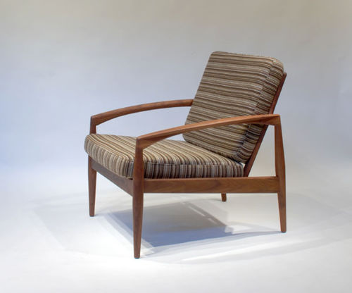 Fauteuil design scandinave - PAPER KNIFE - Miyazaki Chair Factory - en tissu / en bois / avec repose-pieds
