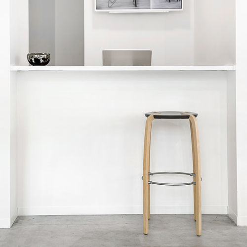 Tabouret de bar de style - DISCUSS - Plycollection - en cuir / en tissu / en bois
