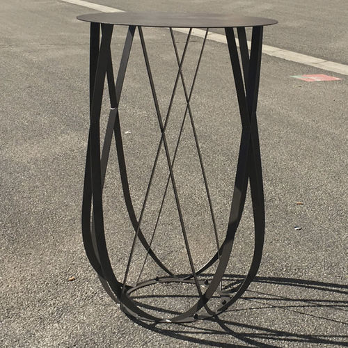 Table mange-debout contemporaine - Croisements - Objets Publics - en acier thermolaqué / avec piètement en acier thermolaqué / ronde
