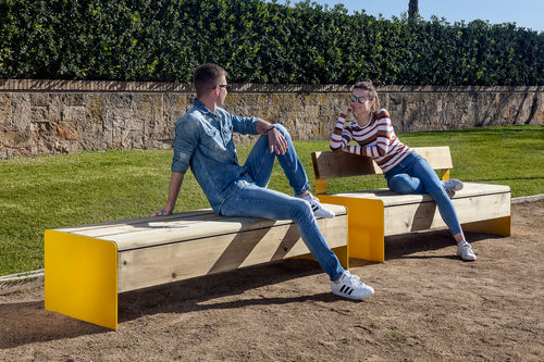 Banc public contemporain - Bru - Durbanis - en bois / en métal peint / avec dossier