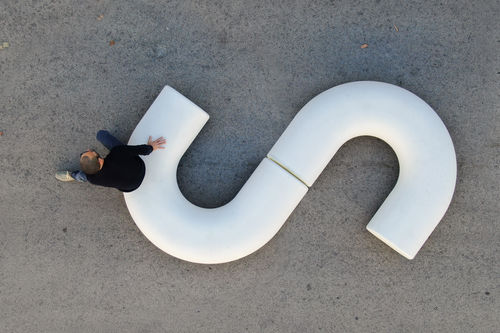 Banc public contemporain - Cinnamon Curve - Durbanis - en béton / sans dossier / modulaire